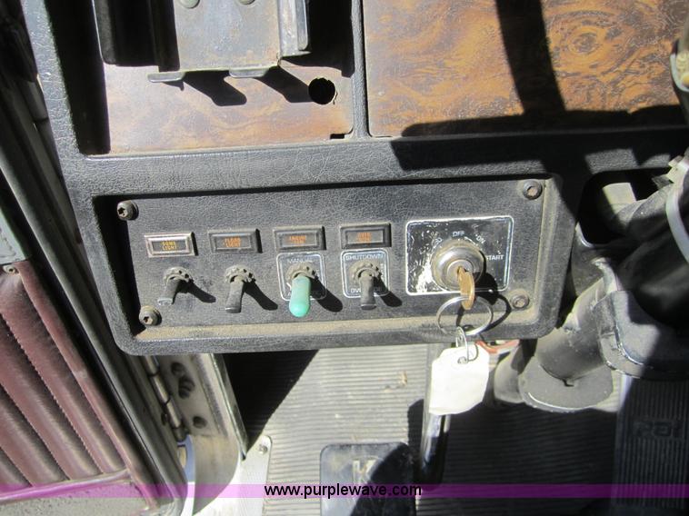 image for item C5036 1995 Kenworth T800 semi truck