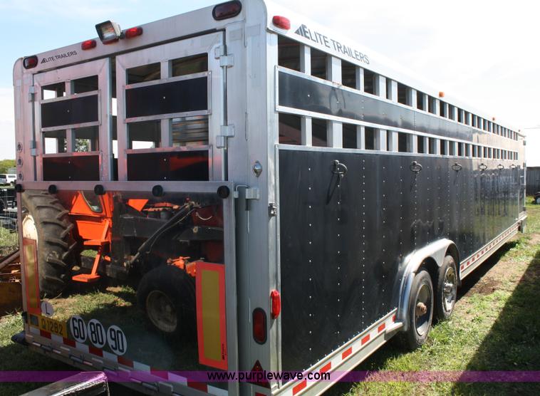 image for item A2374 2003 Elite 32' horse trailer