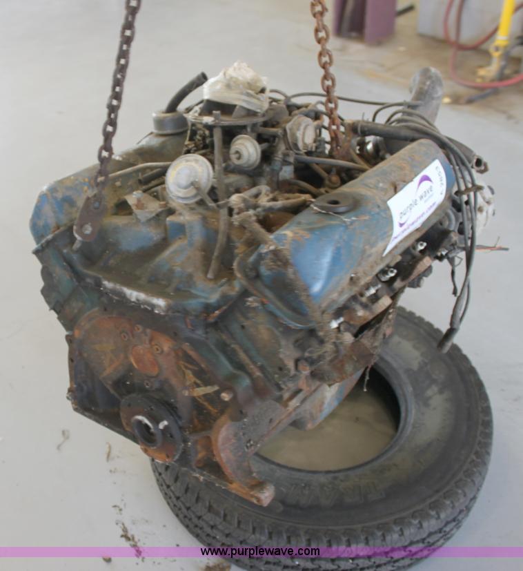 image for item A2853 1974 Ford 390 V8 gas engine