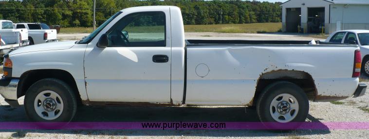 image for item A4877 2002 GMC Sierra 1500 pickup truck