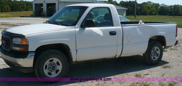 image for item A4877 2002 GMC Sierra 1500 pickup truck