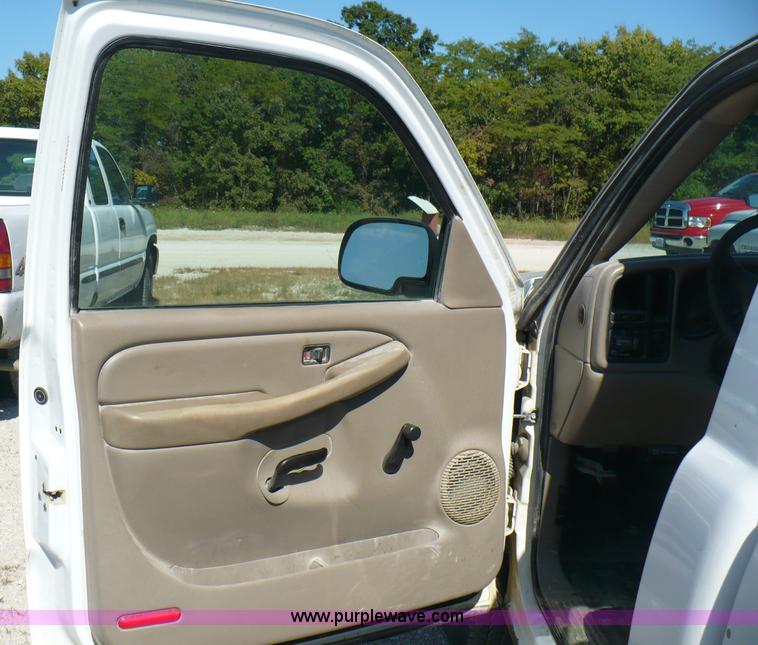 image for item A4877 2002 GMC Sierra 1500 pickup truck