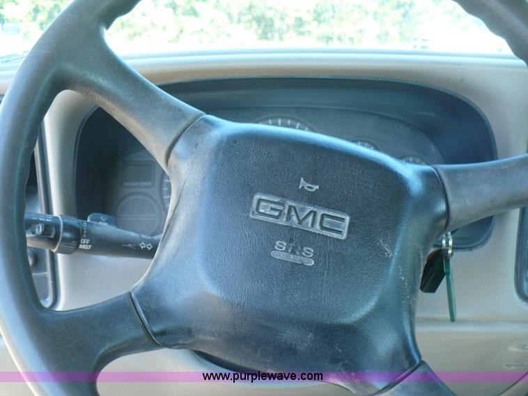 image for item A4877 2002 GMC Sierra 1500 pickup truck