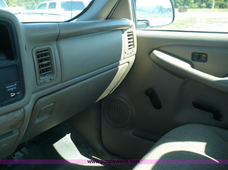 image for item A4877 2002 GMC Sierra 1500 pickup truck