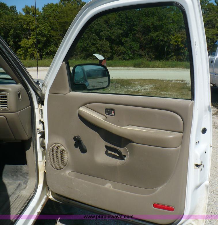 image for item A4877 2002 GMC Sierra 1500 pickup truck