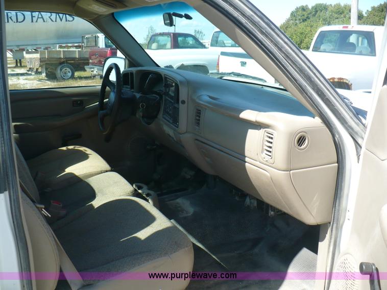 image for item A4877 2002 GMC Sierra 1500 pickup truck