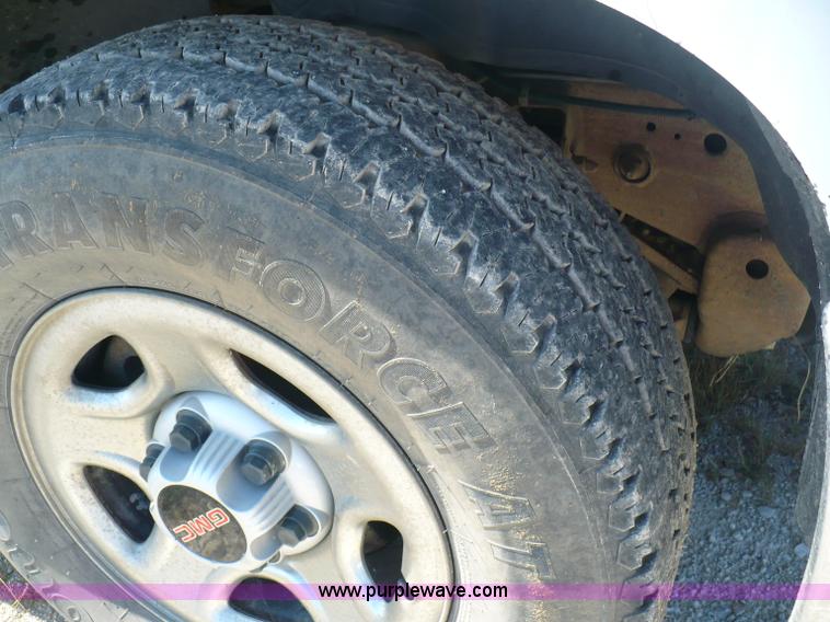 image for item A4878 2001 GMC Sierra 1500 extended cab pickup truck