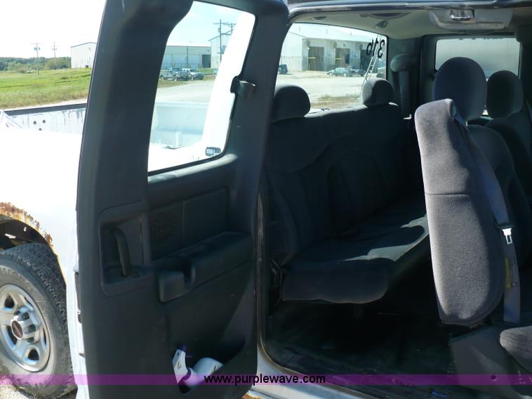 image for item A4878 2001 GMC Sierra 1500 extended cab pickup truck