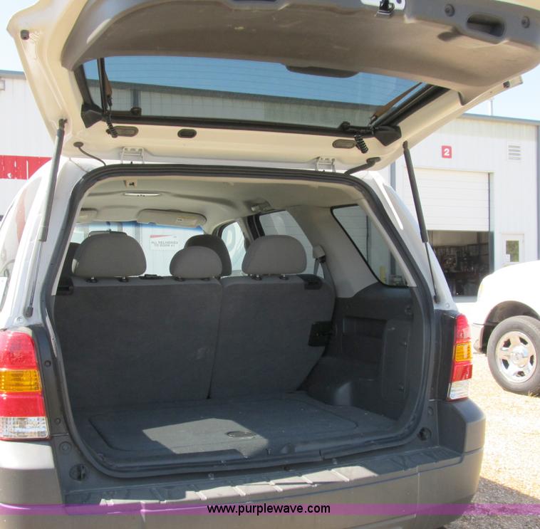 image for item B2503 2006 Ford Escape XLT SUV