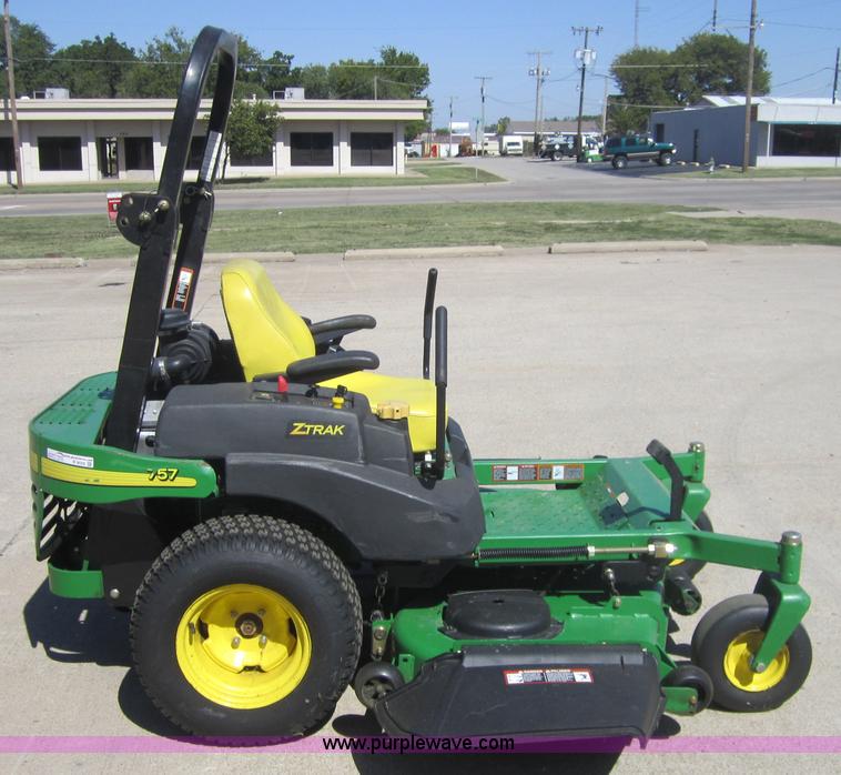 image for item B9029 2007 John Deere 757 lawn mower