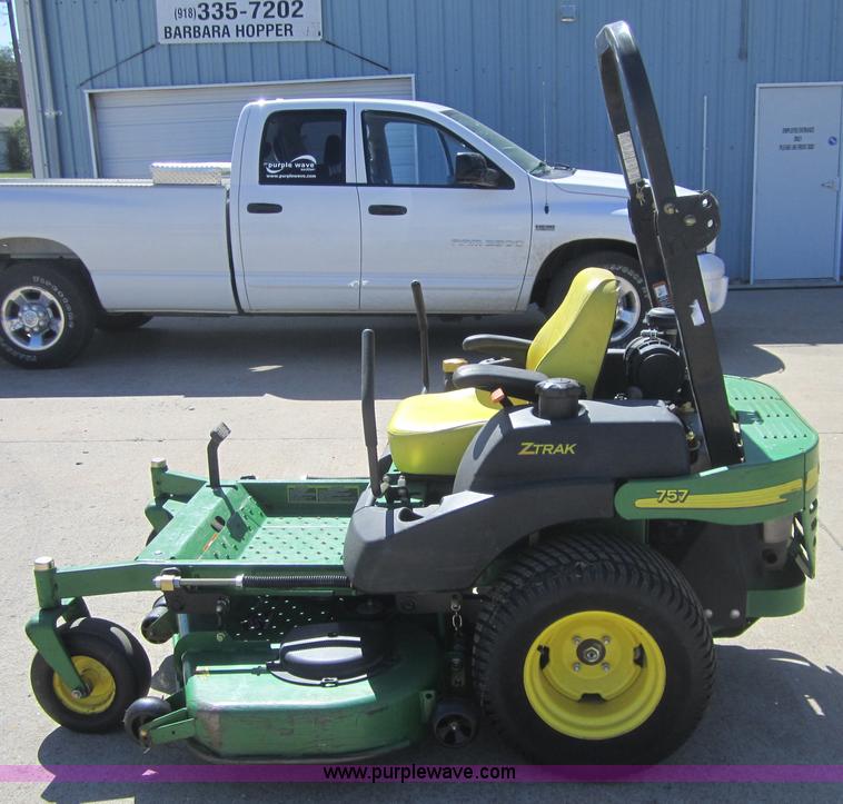 image for item B9029 2007 John Deere 757 lawn mower