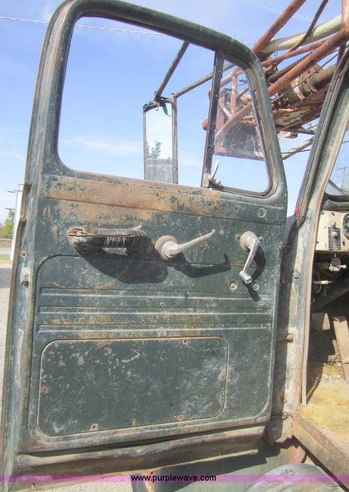 image for item C5062 1958 International R190 truck with drilling rig