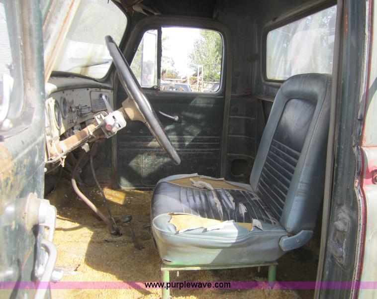 image for item C5062 1958 International R190 truck with drilling rig