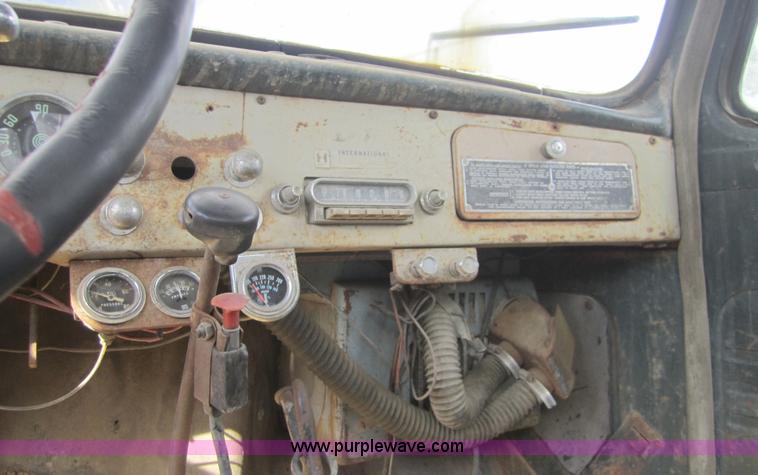 image for item C5062 1958 International R190 truck with drilling rig