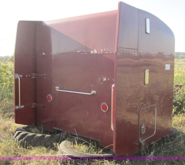 image for item C5077 1993 Peterbilt sleeper