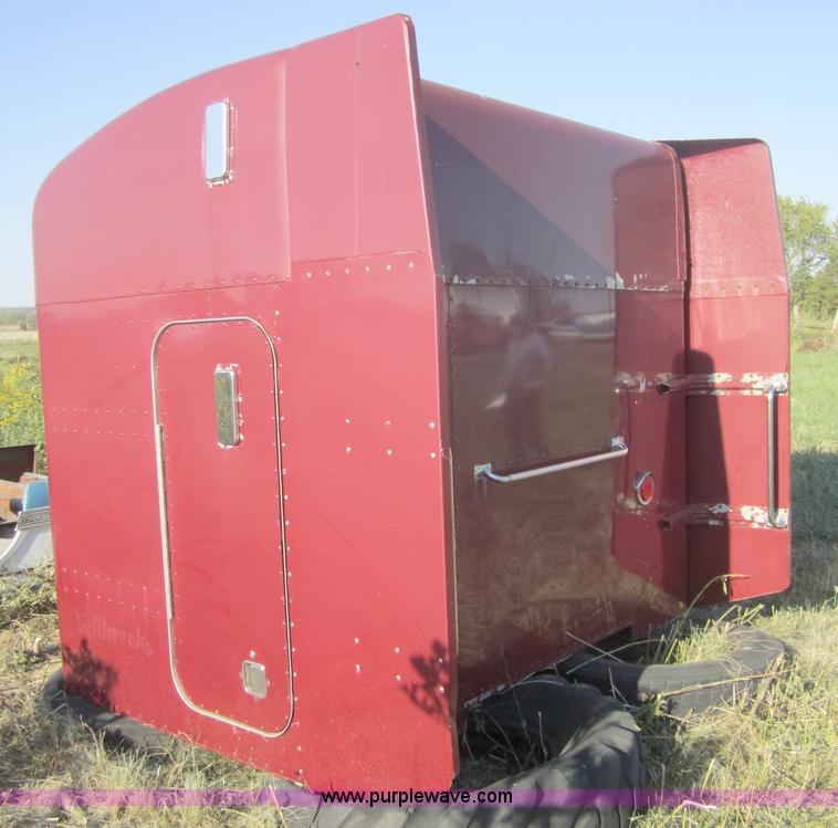 image for item C5077 1993 Peterbilt sleeper