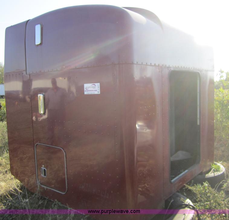 image for item C5077 1993 Peterbilt sleeper