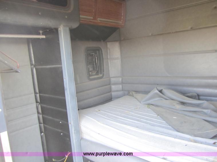 image for item C5077 1993 Peterbilt sleeper