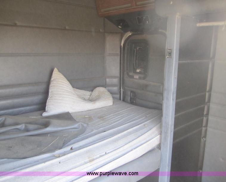 image for item C5077 1993 Peterbilt sleeper