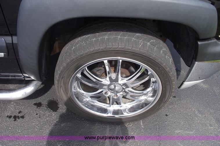 image for item C5557 2001 Chevrolet Suburban 1500 LT SUV