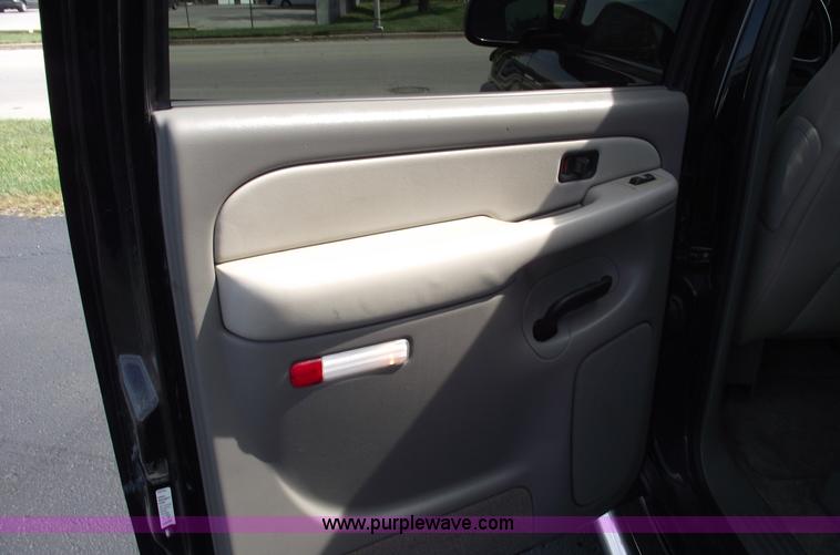 image for item C5557 2001 Chevrolet Suburban 1500 LT SUV