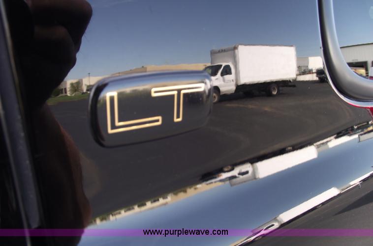 image for item C5557 2001 Chevrolet Suburban 1500 LT SUV