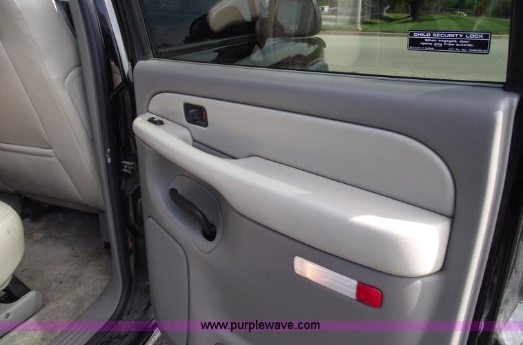 image for item C5557 2001 Chevrolet Suburban 1500 LT SUV