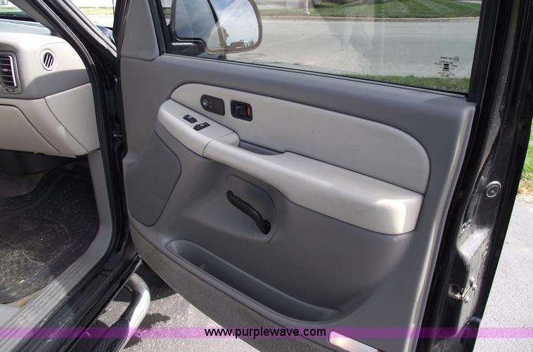 image for item C5557 2001 Chevrolet Suburban 1500 LT SUV