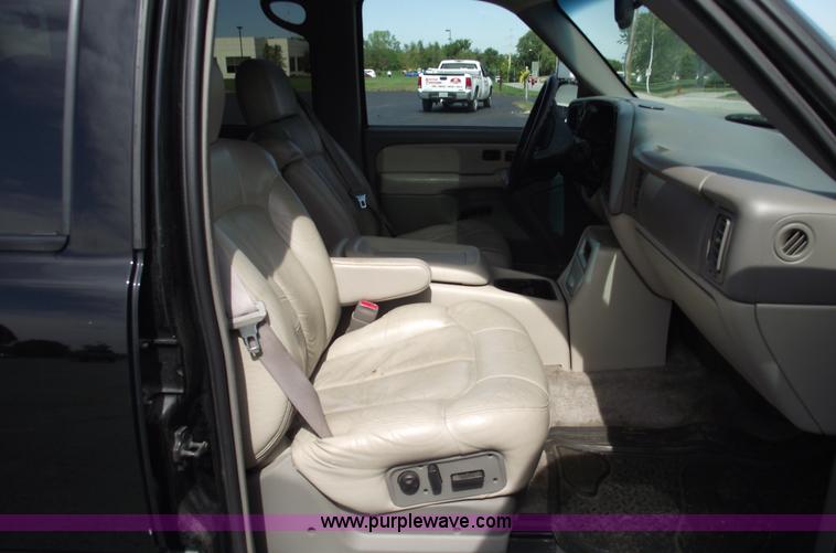 image for item C5557 2001 Chevrolet Suburban 1500 LT SUV