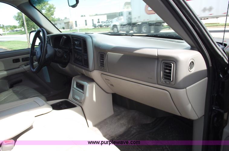 image for item C5557 2001 Chevrolet Suburban 1500 LT SUV