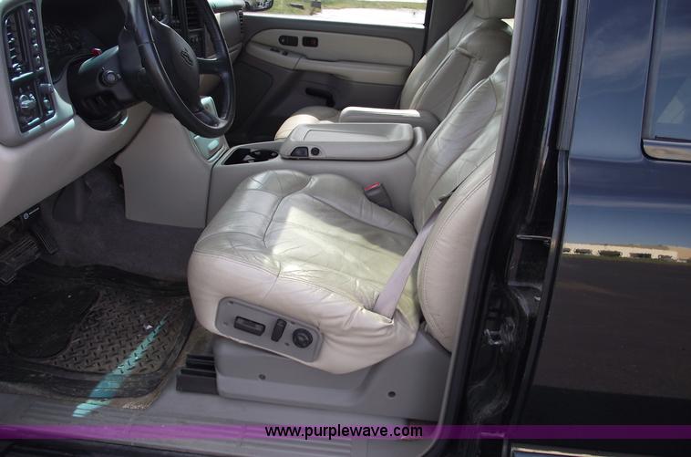 image for item C5557 2001 Chevrolet Suburban 1500 LT SUV