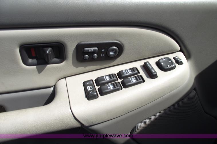 image for item C5557 2001 Chevrolet Suburban 1500 LT SUV