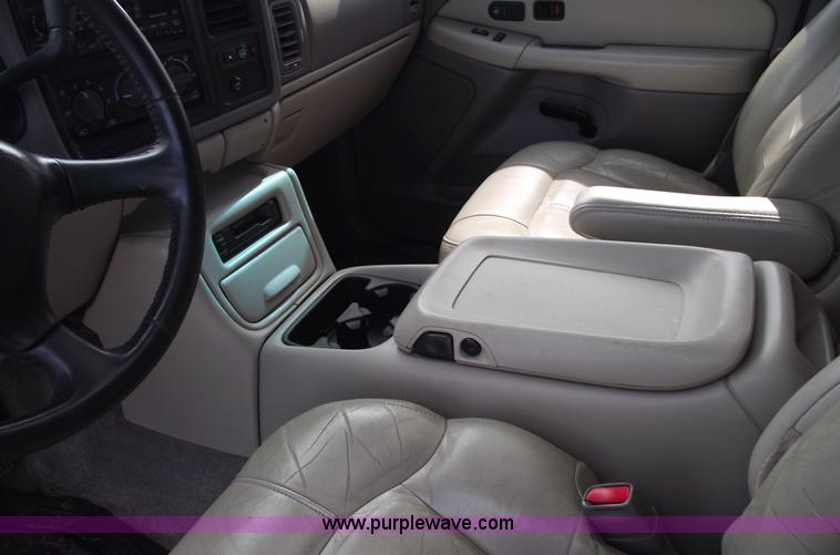 image for item C5557 2001 Chevrolet Suburban 1500 LT SUV