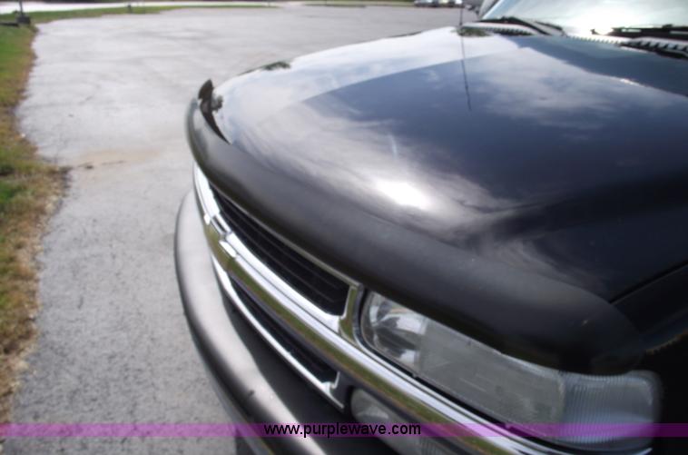 image for item C5557 2001 Chevrolet Suburban 1500 LT SUV