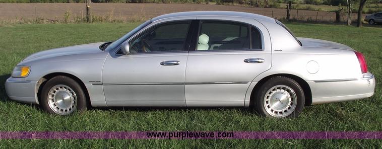 image for item C5563 1998 Lincoln Town Car Executive