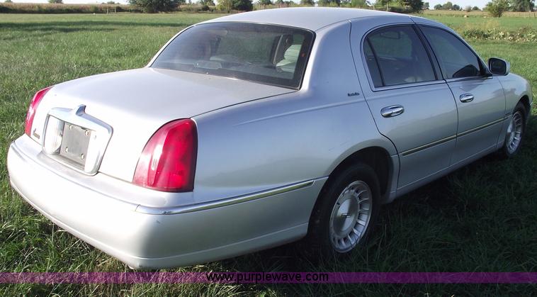 image for item C5563 1998 Lincoln Town Car Executive