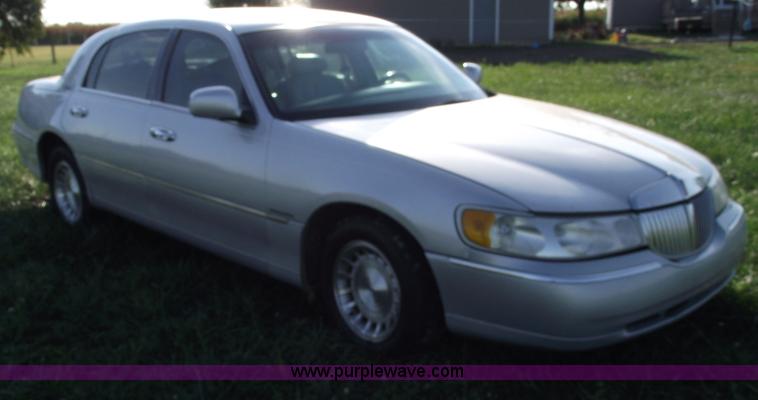 image for item C5563 1998 Lincoln Town Car Executive