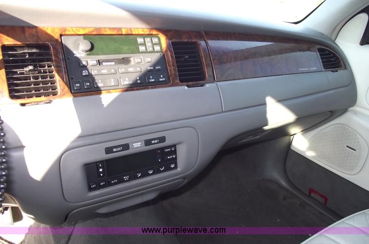 image for item C5563 1998 Lincoln Town Car Executive