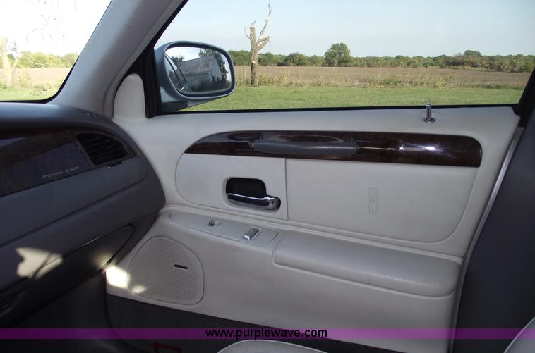 image for item C5563 1998 Lincoln Town Car Executive