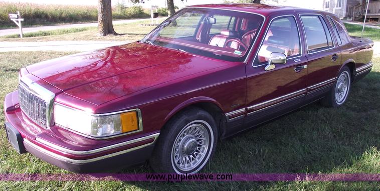 image for item C5564 1993 Lincoln Town Car Cartier
