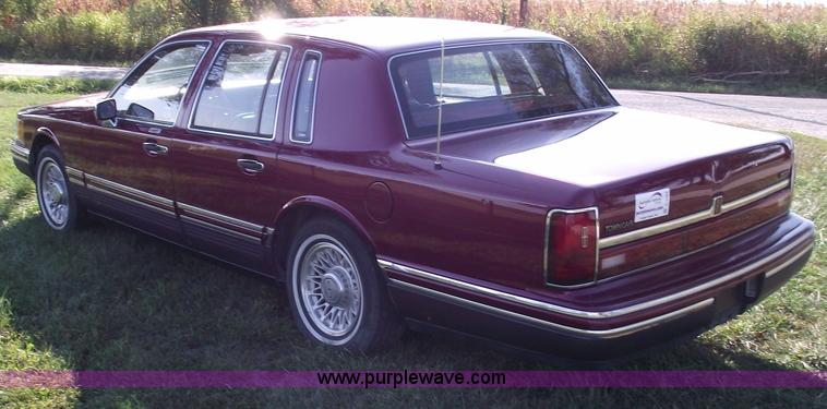 image for item C5564 1993 Lincoln Town Car Cartier