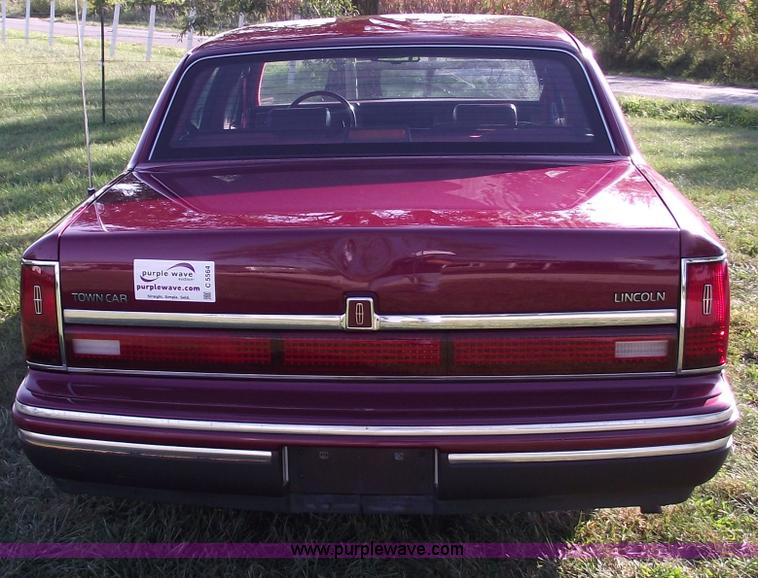 image for item C5564 1993 Lincoln Town Car Cartier