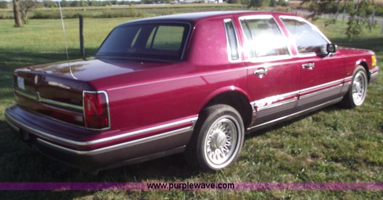image for item C5564 1993 Lincoln Town Car Cartier