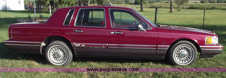 image for item C5564 1993 Lincoln Town Car Cartier