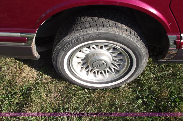 image for item C5564 1993 Lincoln Town Car Cartier