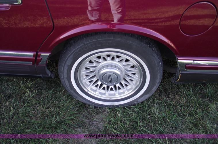 image for item C5564 1993 Lincoln Town Car Cartier