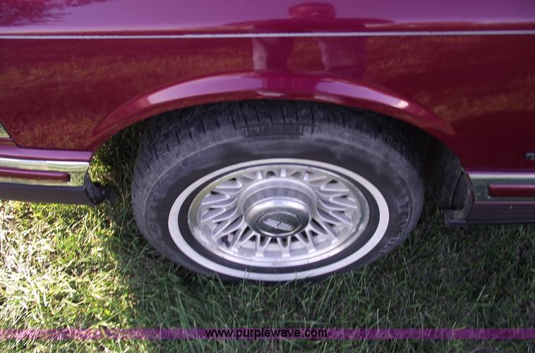 image for item C5564 1993 Lincoln Town Car Cartier