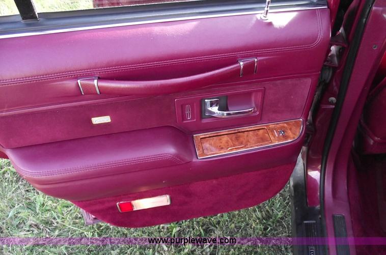 image for item C5564 1993 Lincoln Town Car Cartier