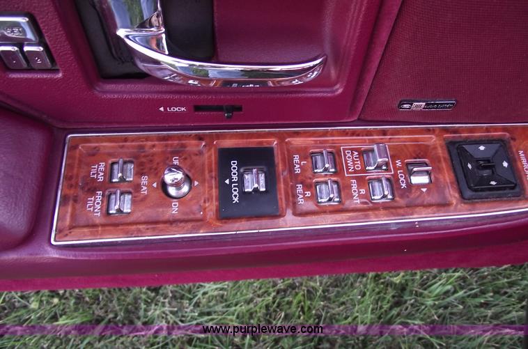 image for item C5564 1993 Lincoln Town Car Cartier