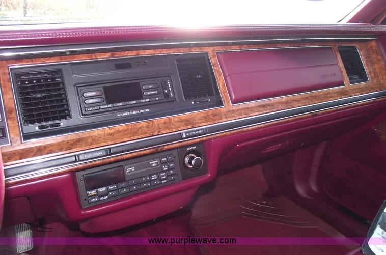 image for item C5564 1993 Lincoln Town Car Cartier